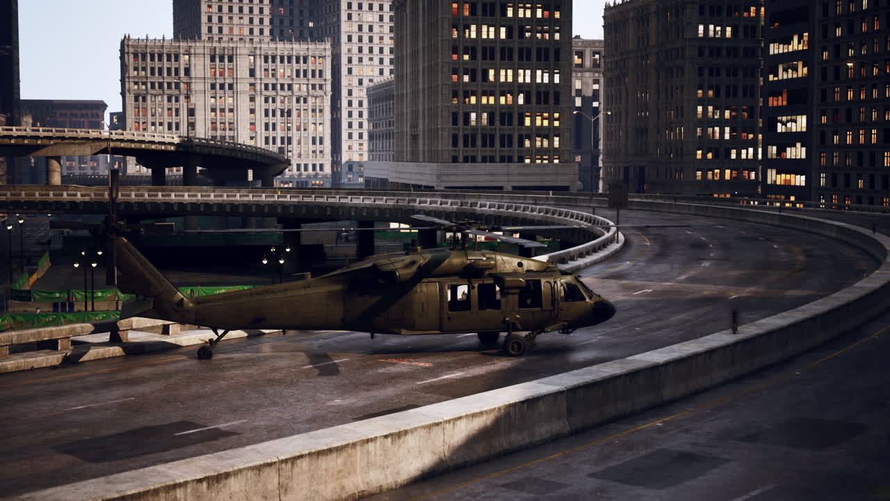 Militærhelikopter i storby