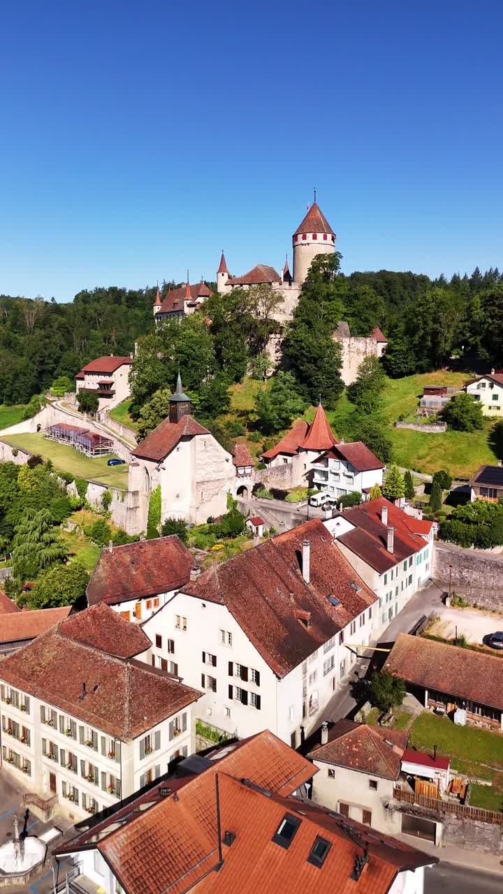 Castello di Lucens visto dall'alto con drone, fortezza medievale, punto di riferimento, Svizzera, sito del patrimonio svizzero