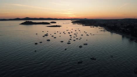 Luftbild-Auf-Booten,-Die-Im-Meer-Verschiffen,-Sonnenuntergang