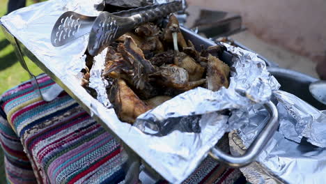 pollo a la parrilla en un gran plato en el jardín - sartén izquierda