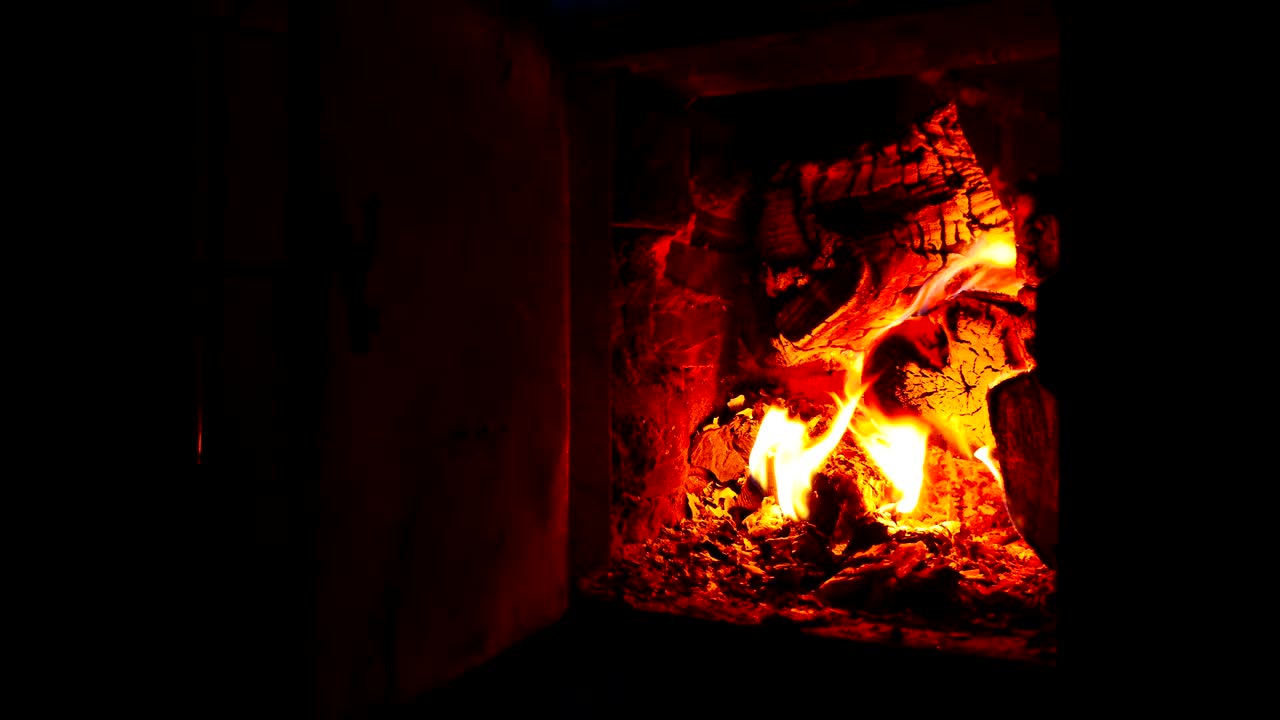 오븐에서 나무를 태우고 있습니다.