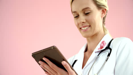 médico que usa una tableta digital