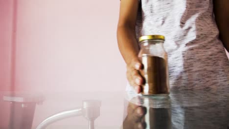 joven haciendo café con café en polvo