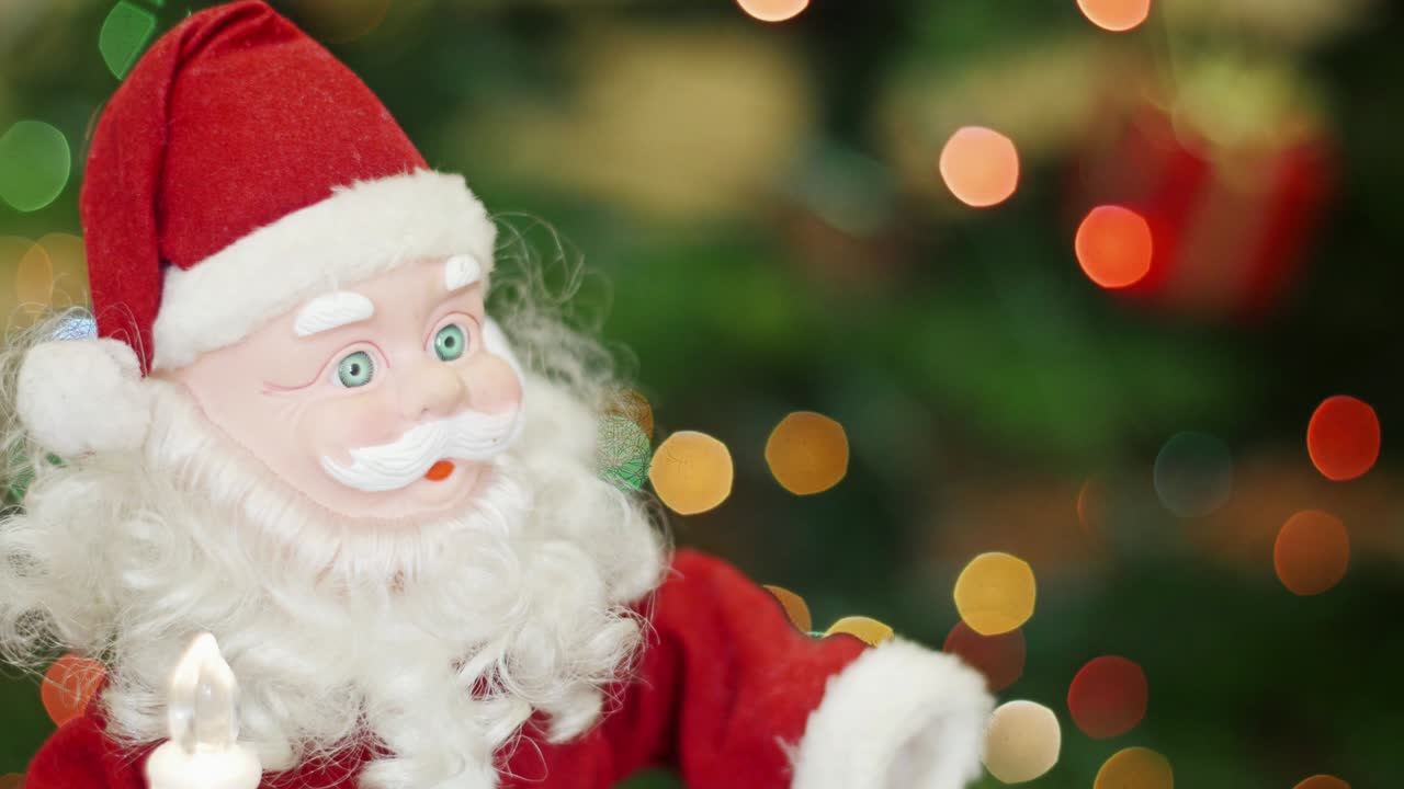 장난감 산타클로스가 배경 보케 조명에서 움직입니다.