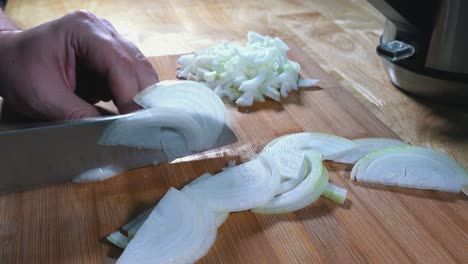 timelapse de cortar cebollas en una tabla de cortar de madera