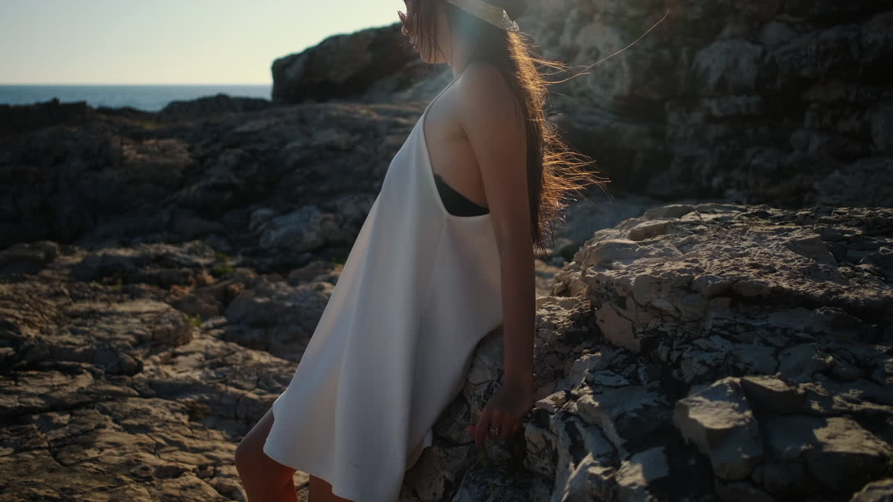 Kvinde i en hvid kjole ved havet