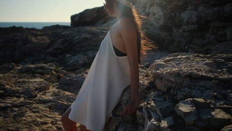 mujer con un vestido blanco junto al mar