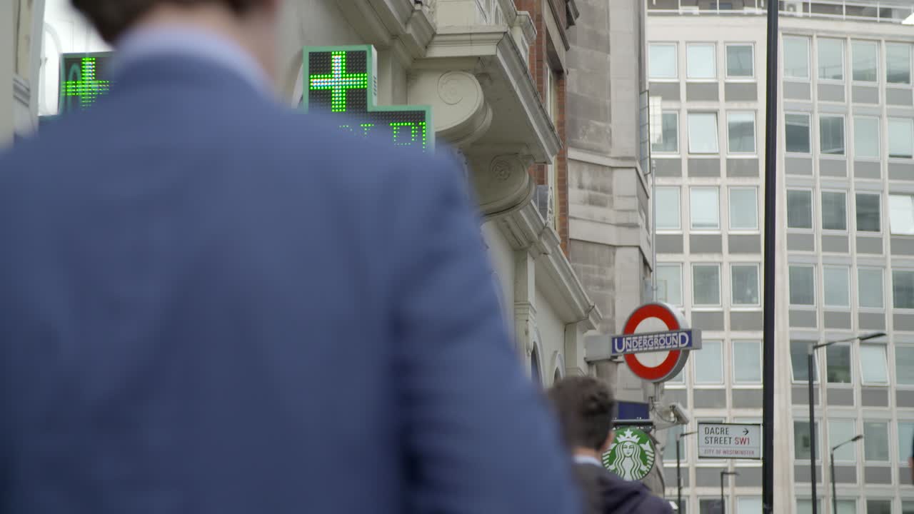 약국과 런던 지하 표지판