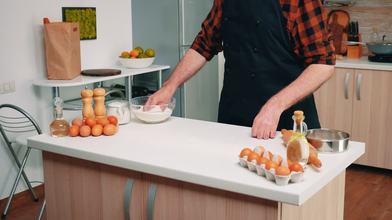 hombre mayor tomando harina de un cuenco de vidrio