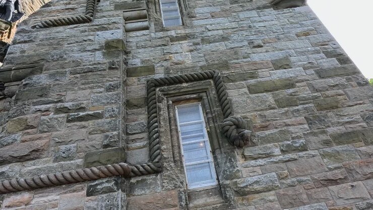 Torre in pietra con dettagli architettonici intricati