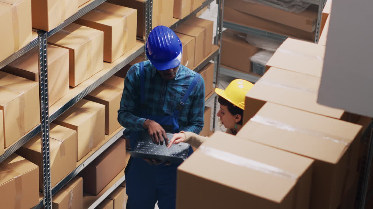 trabajadores del almacén inspeccionando el inventario