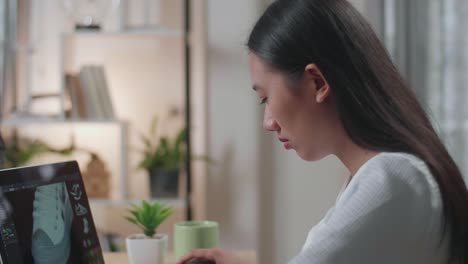 노트북에서 일하는 젊은 여성