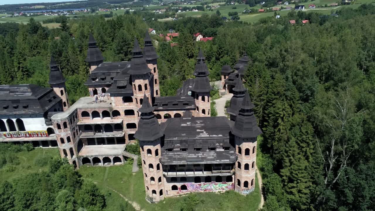 edificio masivo del castillo de lapalice en polonia, tiro aéreo de drones