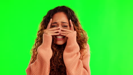 asustado, miedo y rostro de una mujer en una pantalla verde