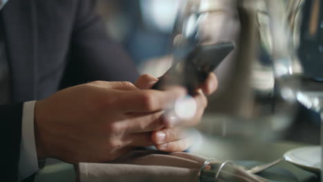 Manos-Masculinas-Usando-Un-Teléfono-Inteligente-En-El-Restaurante.-Hombre-De-Negocios-Usando-Teléfono-Móvil