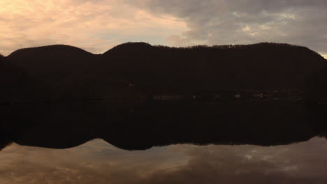 Lago-Tarnita,-Tarde-En-La-Noche