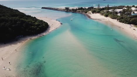 vista aérea de la playa tallebudgera en la costa dorada de australia