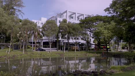 Modernes-Bürogebäude-Mit-Umliegender-Grünanlage-Im-Changi-Business-Park-In-Singapur