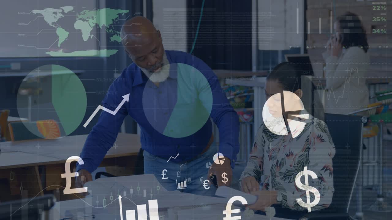 Animatie van infografische interface, valuta en grafieken boven diverse collega's die rapporten bespreken.