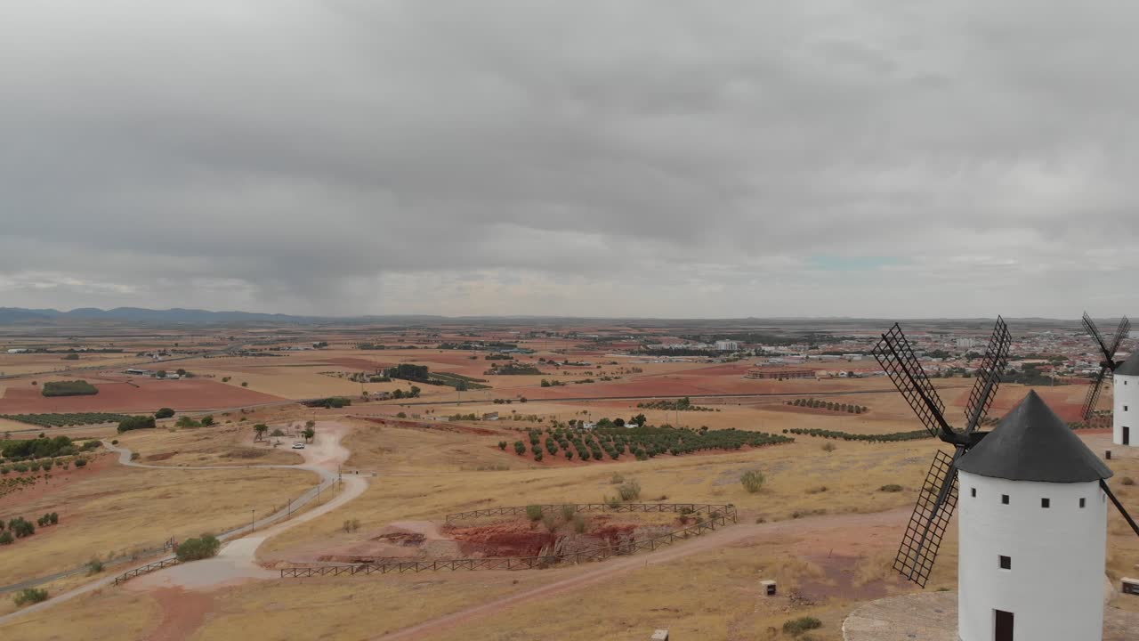 increíbles molinos de viento blancos del alcázar de san juan