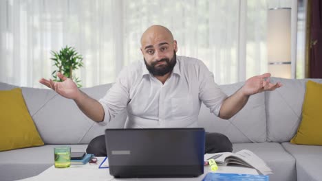 Hombre-Trabajador-De-Oficina-En-Casa-Haciendo-Gesto-Negativo-A-La-Cámara.