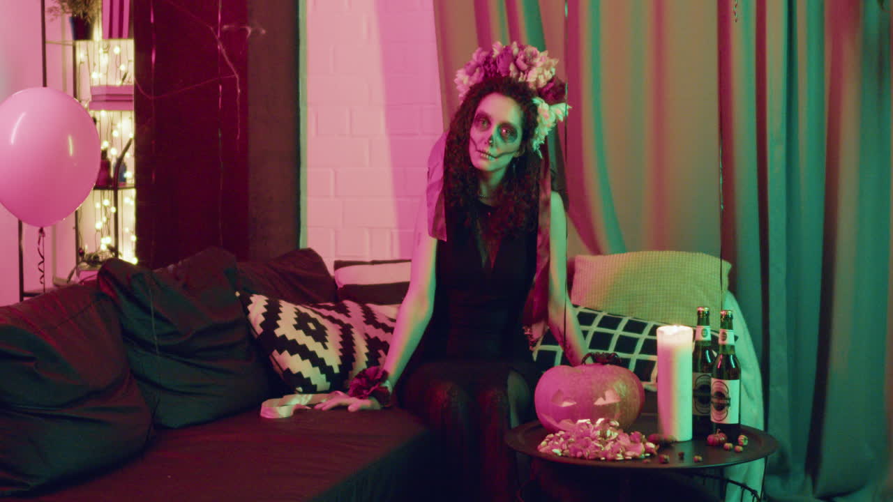 할로윈 파티 에서 카메라 를 보고 있는 여자