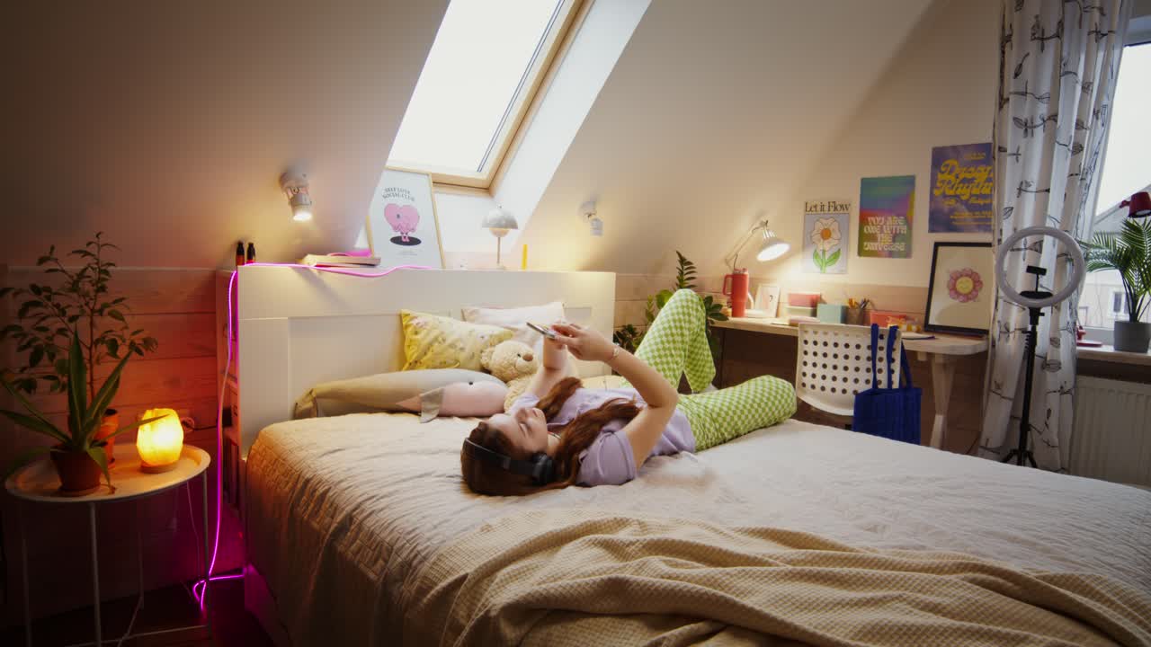 십대 소녀가 침실에서 휴식을 취하고 있습니다.