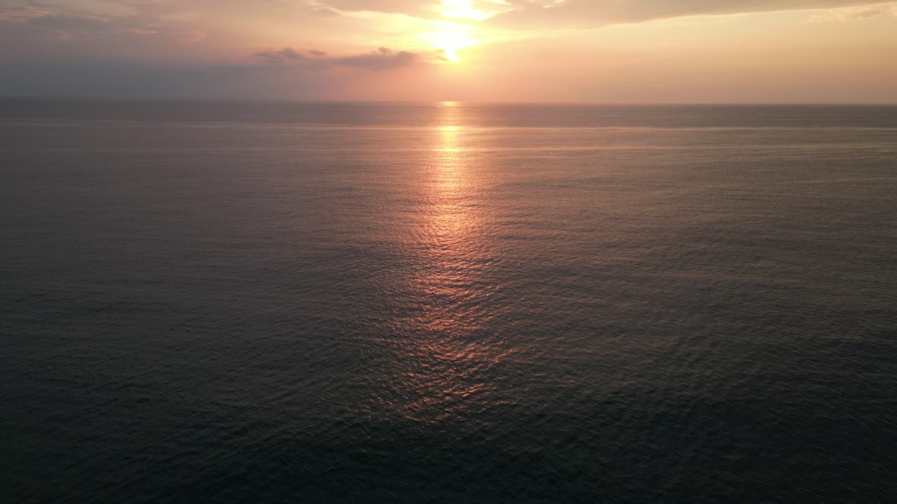 drone captura la puesta de sol en el horizonte