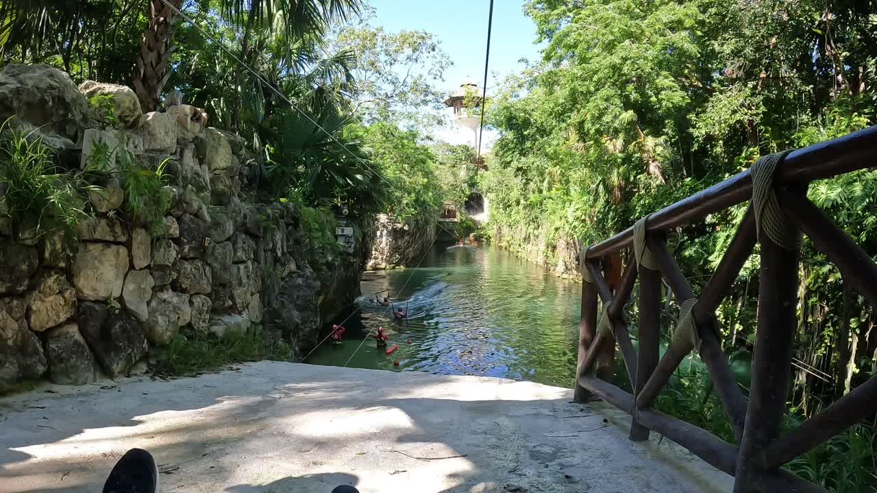 tirolesa con hamaca en la jungla mexicana con chapoteo aterrizando en el agua