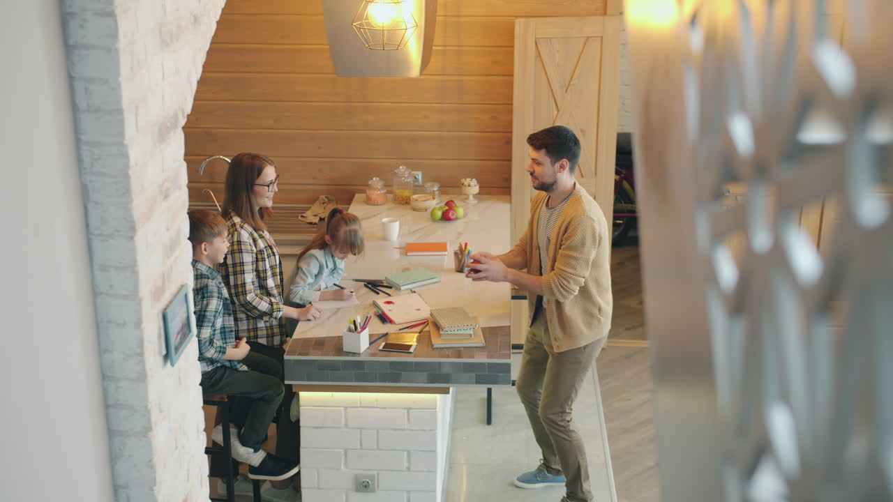 familia feliz en la cocina