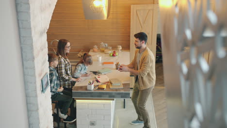 familia feliz en la cocina