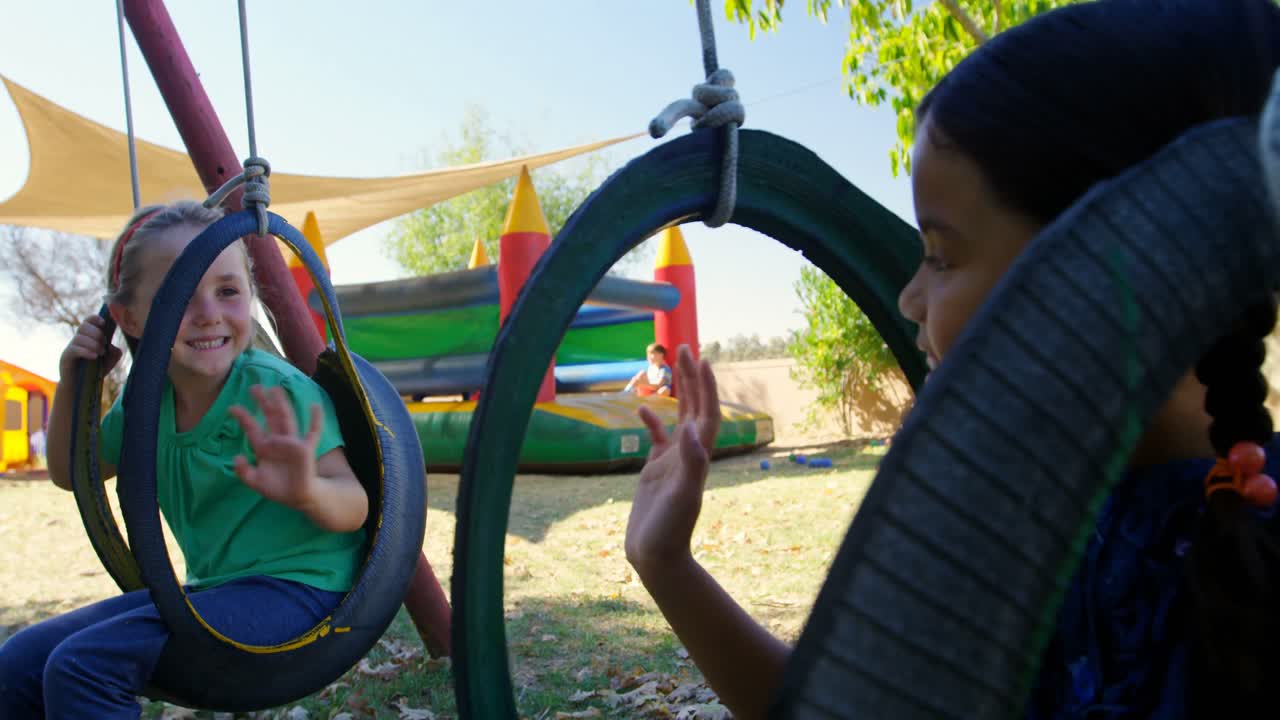 niños jugando en el patio de recreo 4k