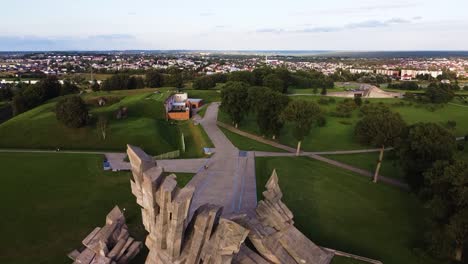 Denkmal-Für-Die-Opfer-Des-Nationalsozialismus-In-Der-Neunten-Festung-Der-Stadt-Kaunas,-Litauen.-Eine-Aufsteigende-Drohnen-Luftaufnahme-Zeigt-Die-Vororte-Von-Kaunas