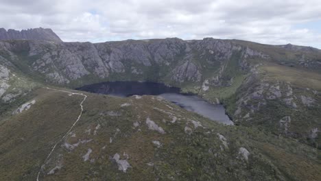 Marions-Aussichtspunkt-Mit-Kratersee-Übersicht-Auf-Dem-Cradle-Mountain-In-Tasmanien,-Australien