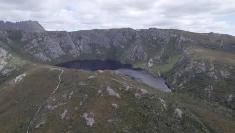 mirador de marion con vista general del lago del cráter en la montaña de la cuna en tasmania, australia