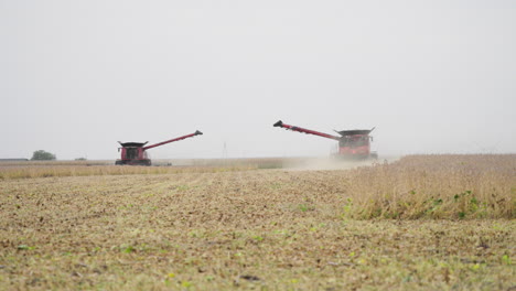 dos cosechadoras cosechando el campo de la granja de soja