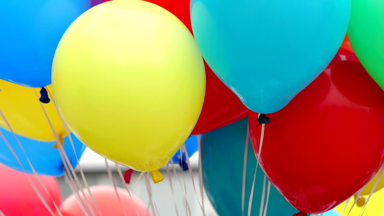 globos de helio de colores festivos