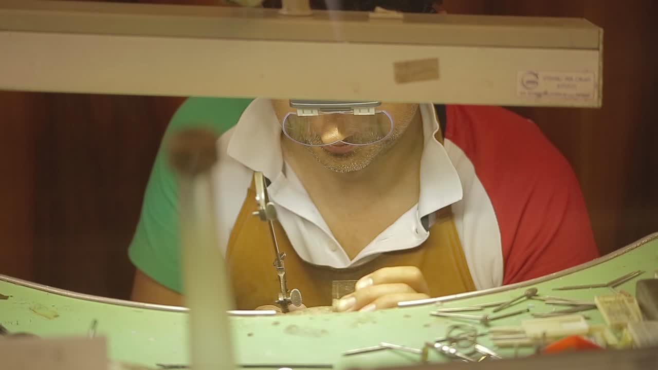 orfebre italiano en el trabajo construyendo un compromiso o un anillo de bodas