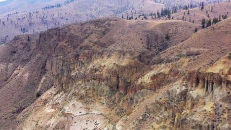 Hoodoos-Al-Borde-De-La-Carretera-Cerca-De-Kamloops-Y-Cache-Creek-Cobran-Vida-En-Imágenes-De-Drones