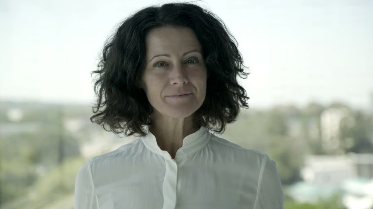 mujer de negocios alegre de mediana edad