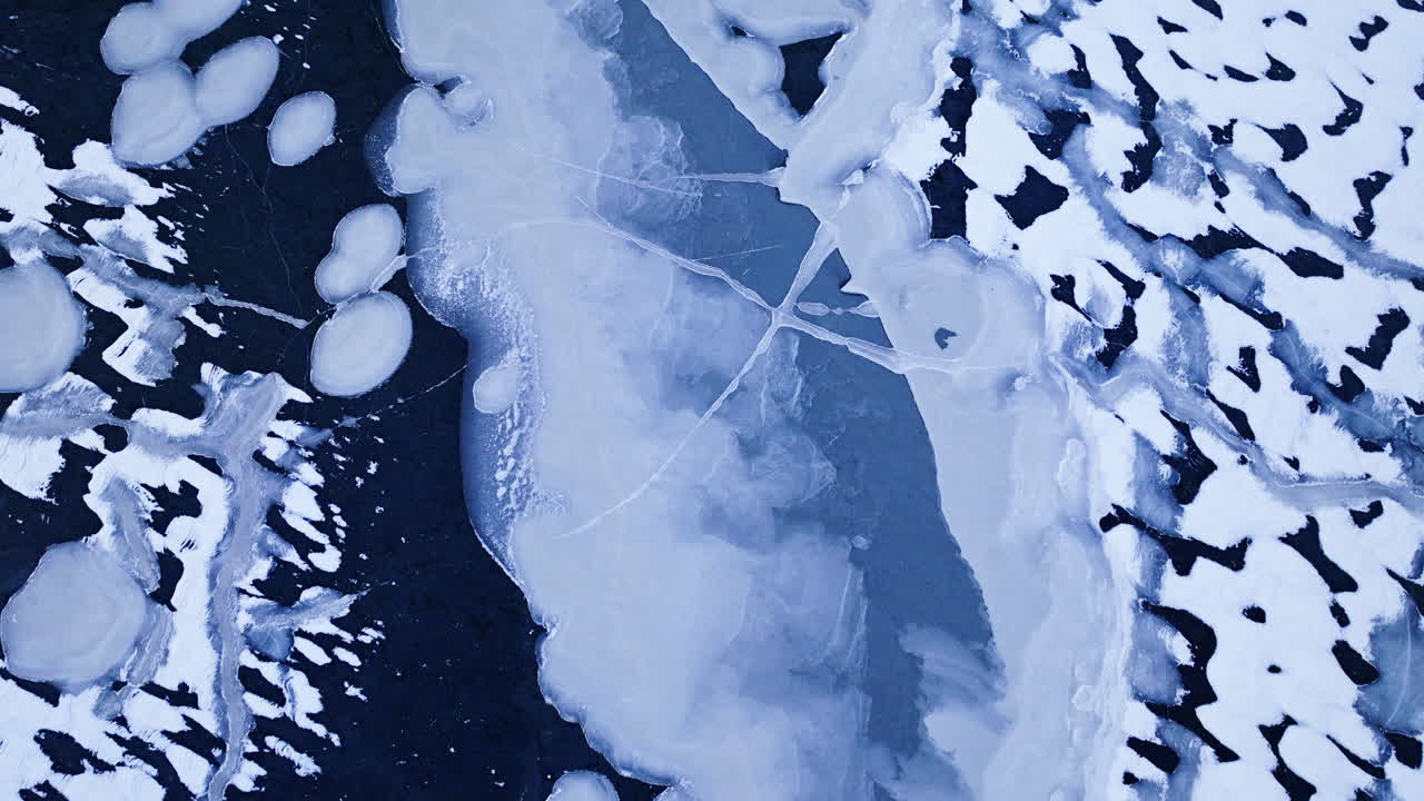 video di un drone che vola sopra enormi formazioni di ghiaccio nell'acqua