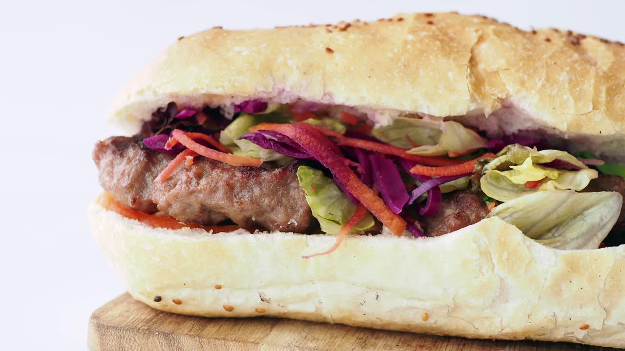 sándwich de club y papas fritas con salsa de ketchup en una mesa de madera foto de alta calidad