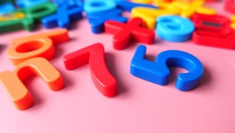 letras y números magnéticos coloridos