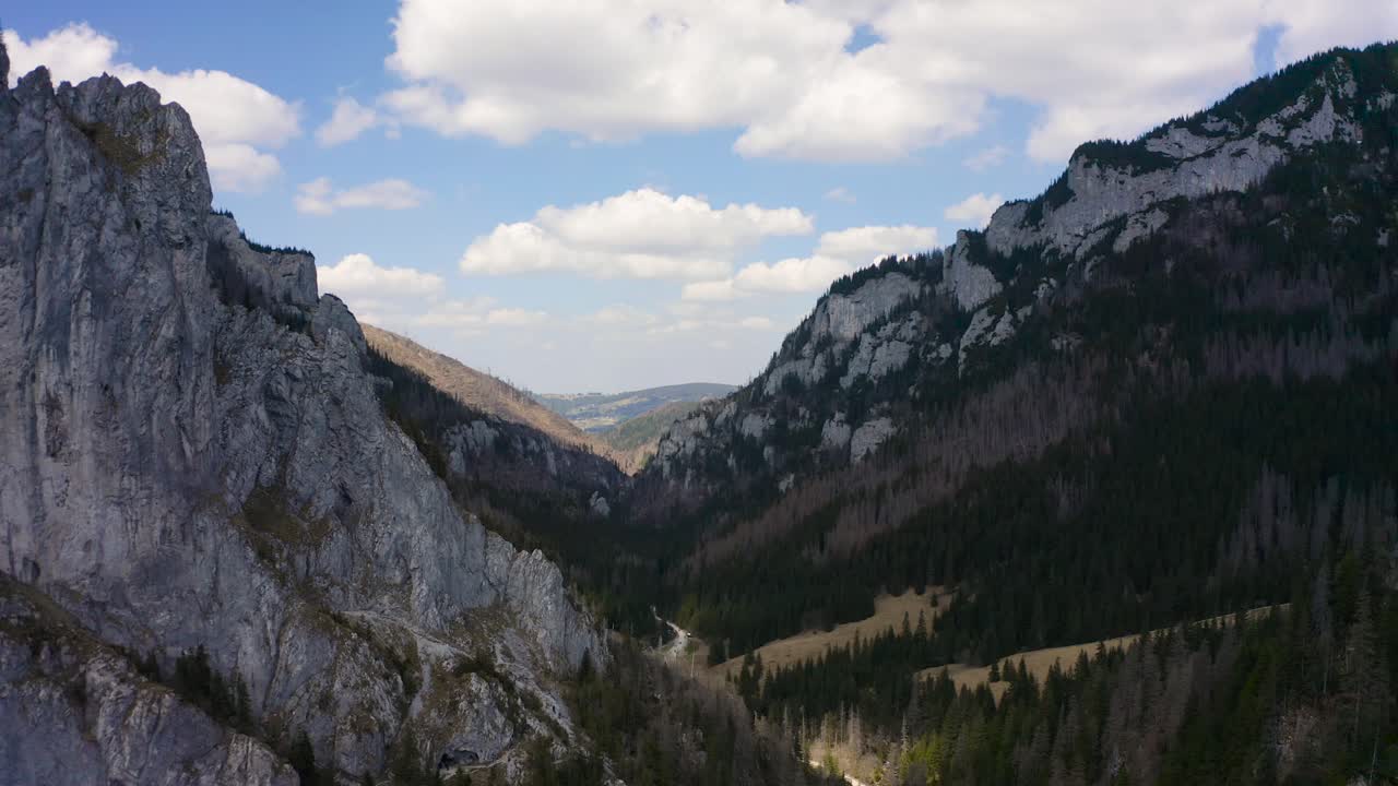 imágenes aéreas del valle de la montaña en polonia, región de zakopane