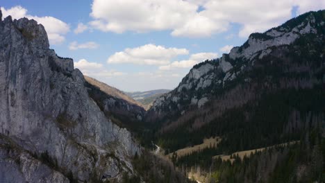 Imágenes-Aéreas-Del-Valle-De-La-Montaña-En-Polonia,-Región-De-Zakopane