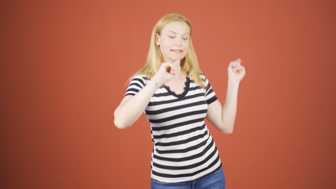 그 여자는 웃긴 방식으로 춤을 추고 있습니다.