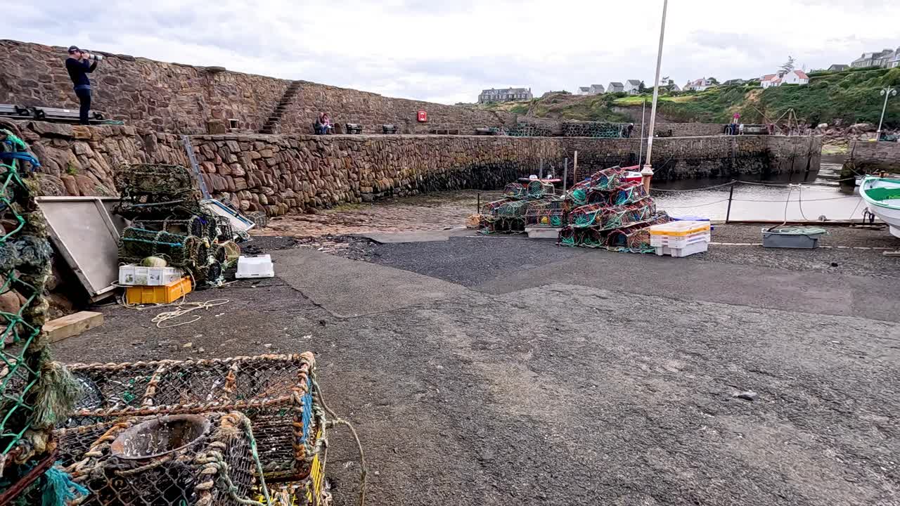 Reti da pesca e barche al porto di Fife