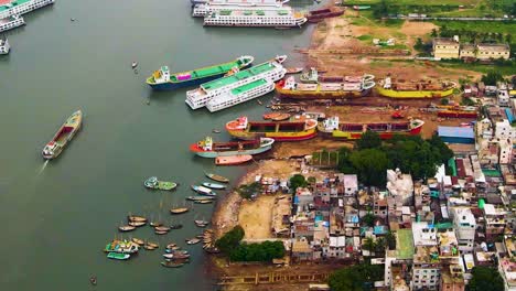 Vista-Aérea-Del-Astillero-A-Lo-Largo-Del-Puerto-Del-Río-Buriganga-En-Bangladesh,-Asia-Del-Sur