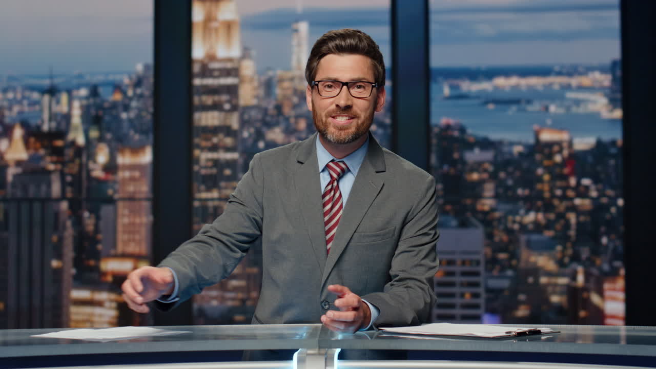 Conduttore televisivo che presenta le ultime notizie in serata, primo piano. Uomo che fa un servizio.