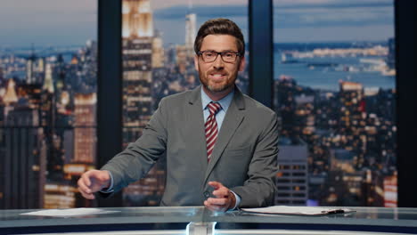 presentador de noticias que presenta noticias de última hora en el primer plano de la televisión de la noche. hombre reportando